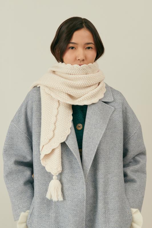 Knitted_Scarf_Pompon_Creme